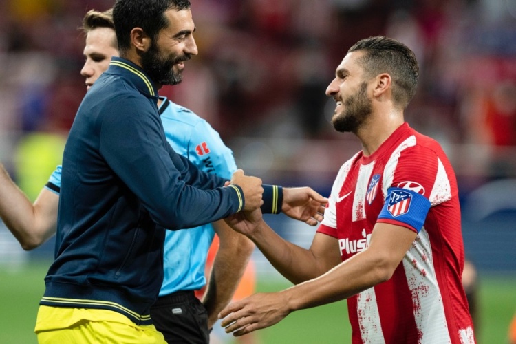 亚沙里稳健复出，80次传球仅失误6次，并送出一次全场最佳进攻机会的长传（亚沙里复出稳如旧：80次传球仅6次失误，一脚长传创造全场最佳良机）