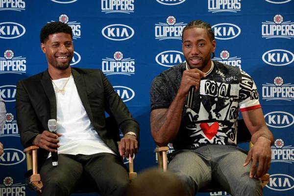 爱德华兹半场12分4失误，兰德尔10中5拿到14分（半场战报：爱德华兹12分4失误，兰德尔10投5中砍下14分）