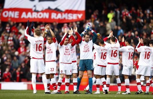 利物浦内讧曝光！斯洛特不愿卖迪亚斯，总监休斯却执意推动转会（利物浦矛盾浮出水面：斯洛特拒售迪亚斯，休斯力推转会）