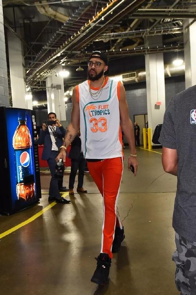 足球运动员转打篮球可能吗？（足球运动员跨界打篮球可行吗？）