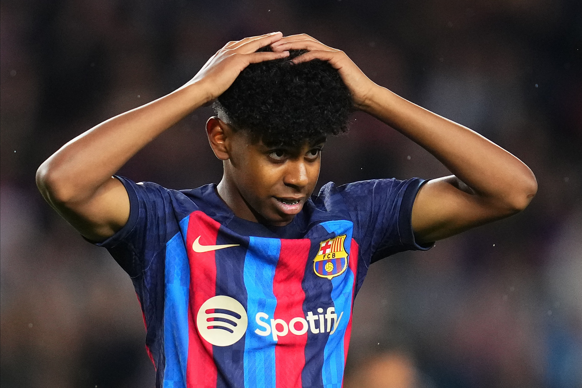 这队的传球流动太迷人（这支球队的传球流畅得令人着迷）