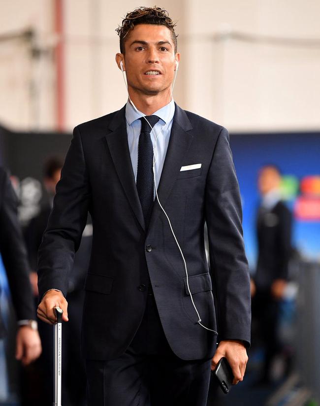 逆天操作！前西汉姆球员社媒炫耀贩毒，被判入狱三年（前西汉姆球员在社媒炫耀贩毒，获刑三年）